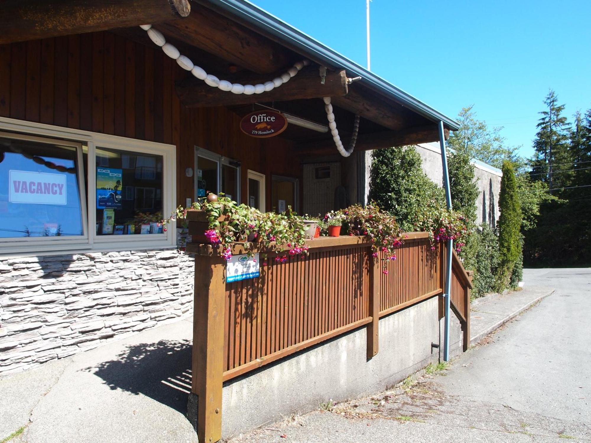 West Coast Motel On The Harbour Уклуелет Екстериор снимка